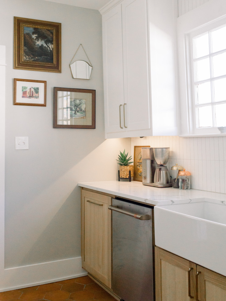 Foto på ett eklektiskt vit parallellkök, med en rustik diskho, skåp i ljust trä, marmorbänkskiva, vitt stänkskydd, stänkskydd i keramik, rostfria vitvaror och en halv köksö