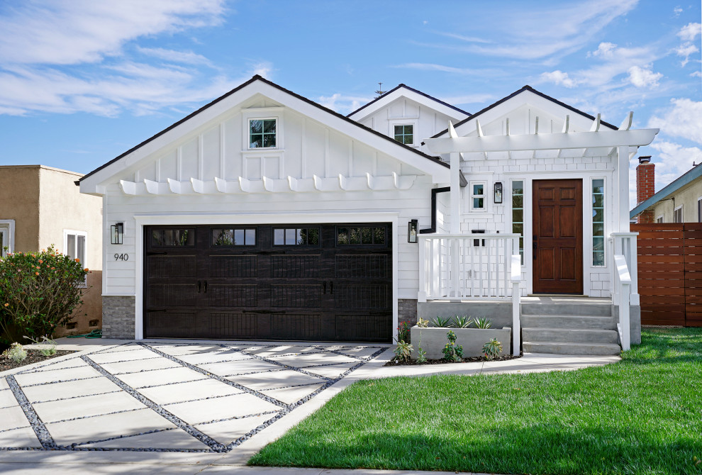 Photo of a transitional one-storey white house exterior in Los Angeles with mixed siding, a gable roof and a shingle roof.
