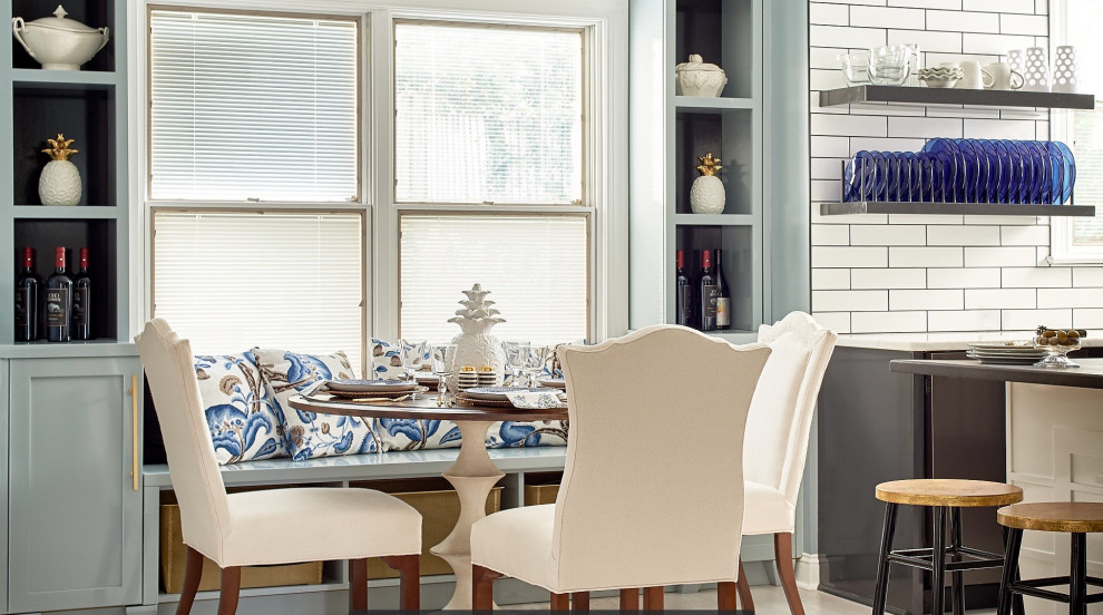 Идея дизайна: п-образная кухня-гостиная в классическом стиле с с полувстраиваемой мойкой (с передним бортиком), фасадами в стиле шейкер, синими фасадами, мраморной столешницей, черной техникой, деревянным полом, островом и белым полом
