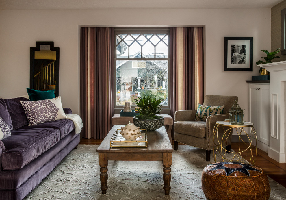 Foto di un soggiorno classico con pareti beige, pavimento in legno massello medio e pavimento marrone