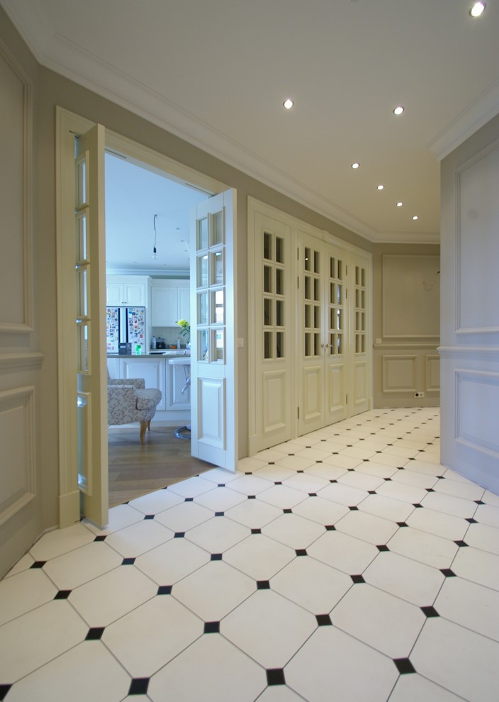 Design ideas for a traditional hallway in Moscow.