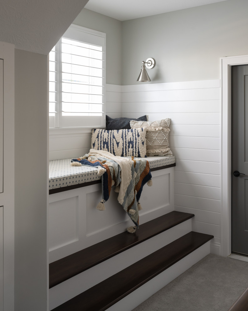 Inspiration pour une porte d'entrée minimaliste de taille moyenne avec un mur multicolore, moquette, une porte simple, une porte grise et un sol gris.