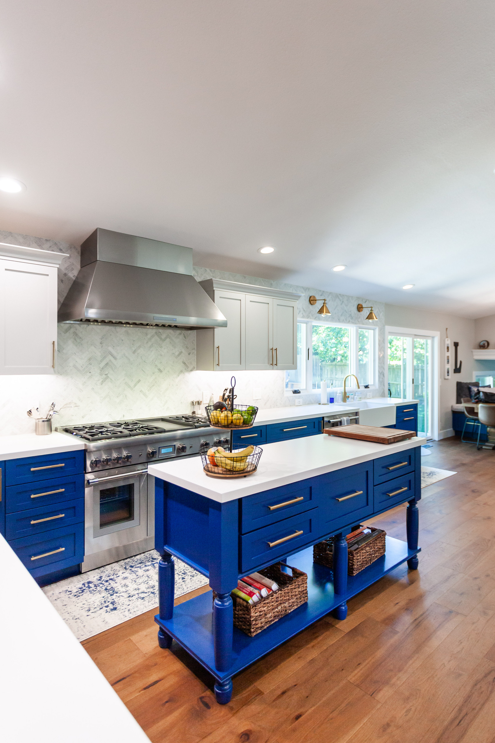 Stunning Kitchen w Blue Island