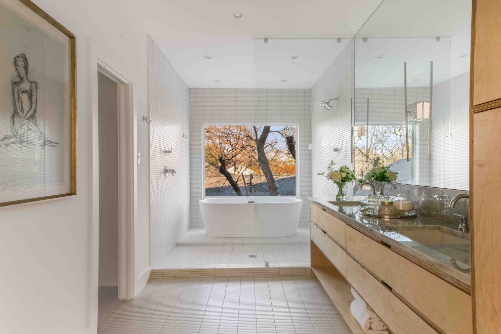 Idéer för att renovera ett stort maritimt grå grått en-suite badrum, med släta luckor, bruna skåp, ett fristående badkar, våtrum, vit kakel, porslinskakel, vita väggar, klinkergolv i porslin, ett undermonterad handfat, marmorbänkskiva, vitt golv och med dusch som är öppen