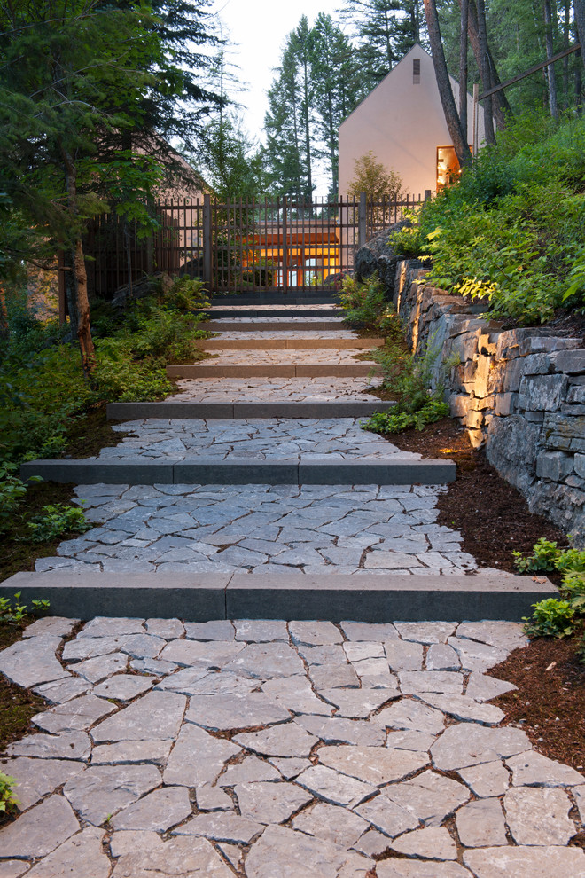 Foto di un giardino minimal con pavimentazioni in pietra naturale e scale
