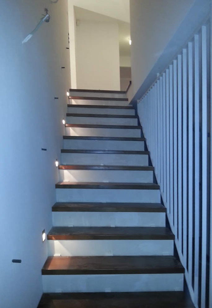 Exemple d'un escalier droit tendance avec des marches en bois et des contremarches en bois.
