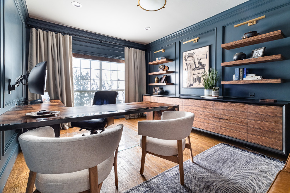 Источник вдохновения для домашнего уюта: большое рабочее место в классическом стиле с синими стенами, паркетным полом среднего тона, встроенным рабочим столом, коричневым полом и панелями на части стены