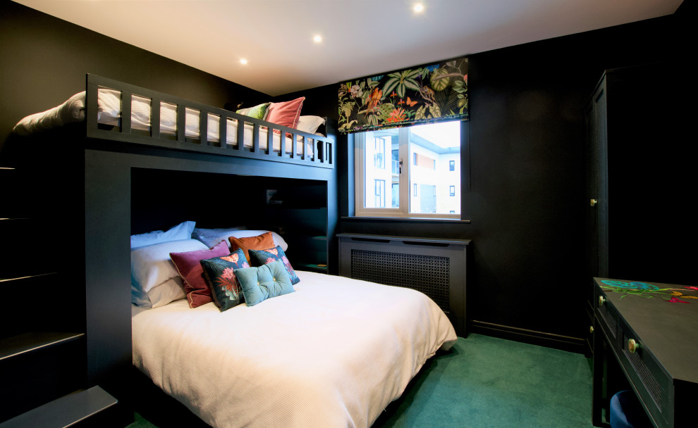 Идея дизайна: маленькая гостевая спальня (комната для гостей) в современном стиле с черными стенами, ковровым покрытием и зеленым полом для на участке и в саду