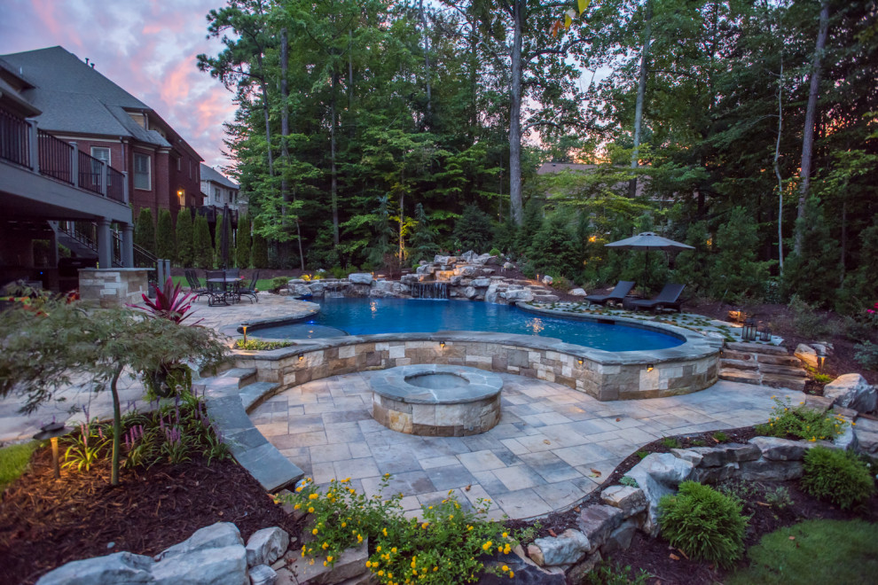 Свежая идея для дизайна: большой естественный ландшафтный бассейн произвольной формы на заднем дворе в классическом стиле - отличное фото интерьера