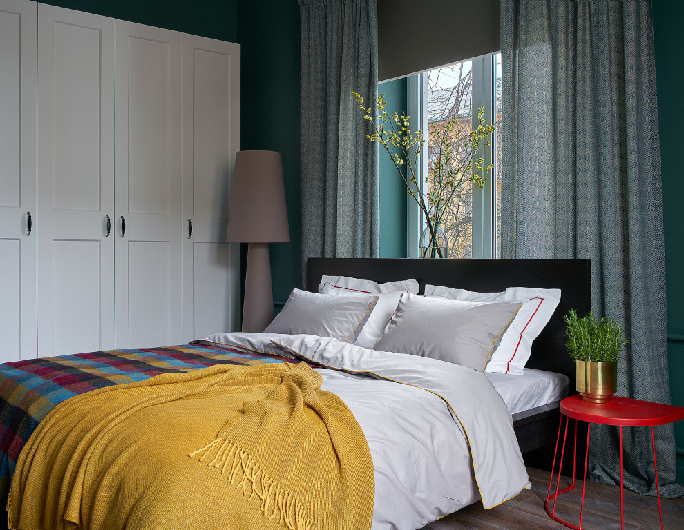 エカテリンブルクにある小さなコンテンポラリースタイルのおしゃれな主寝室 (緑の壁、濃色無垢フローリング、暖炉なし、茶色い床、表し梁、壁紙) のレイアウト