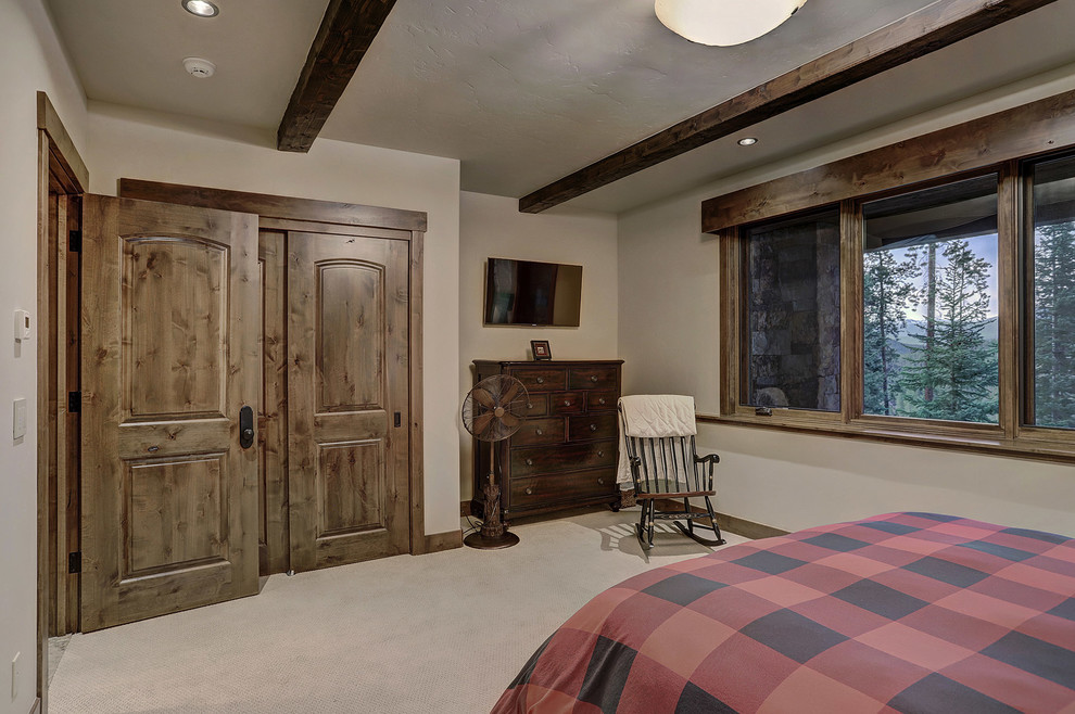 Example of a mountain style home design design in Denver
