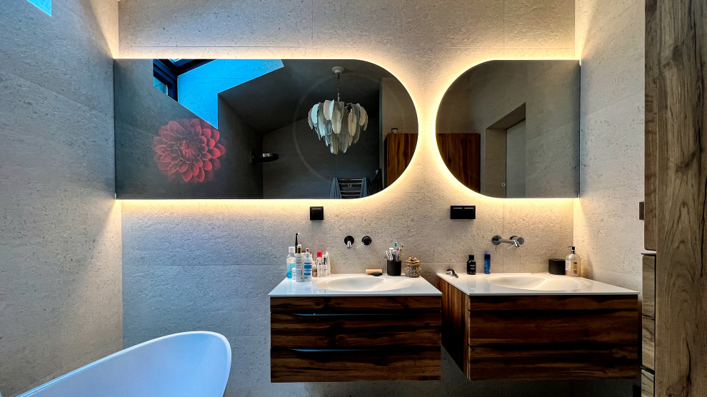 Умное зеркало необычной формы для Кати Гордон