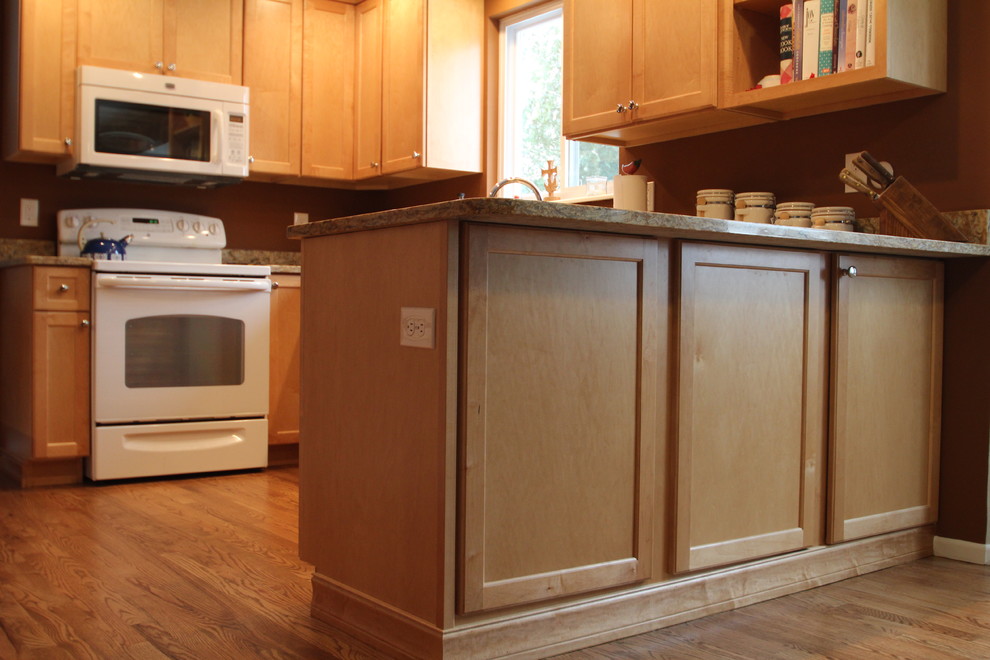 Example of a small transitional u-shaped medium tone wood floor eat-in kitchen design in Denver with an undermount sink, shaker cabinets, light wood cabinets, quartz countertops, brown backsplash, white appliances and a peninsula