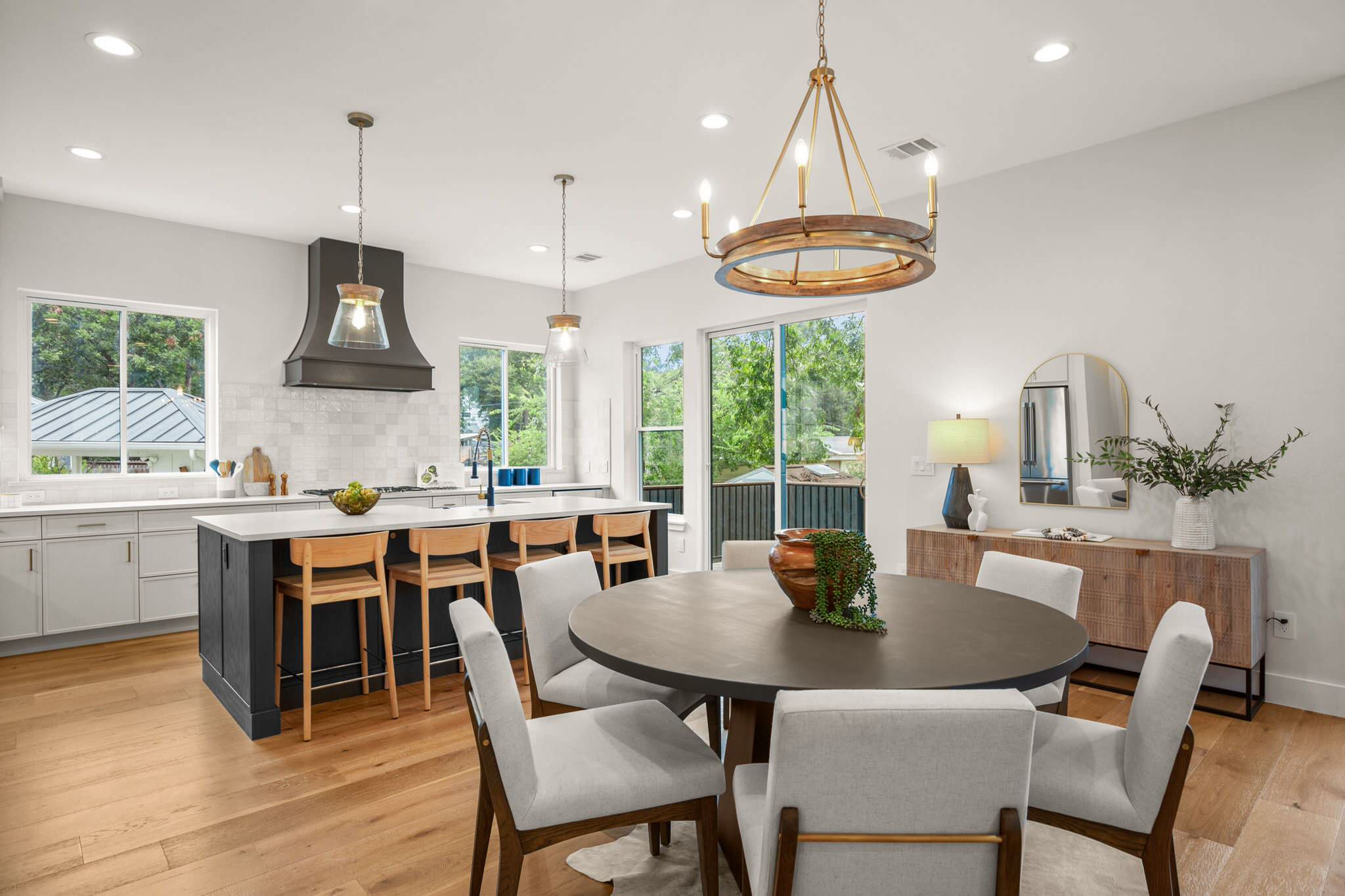 Kitchen & Dining