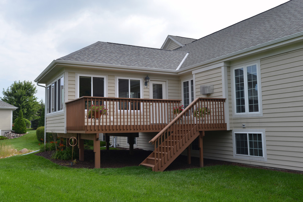 Photo of a mid-sized beach style one-storey beige exterior in Milwaukee with wood siding.