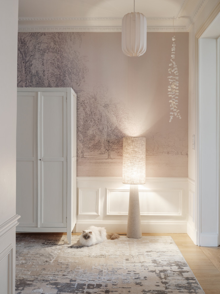 Cette image montre un très grand hall d'entrée traditionnel avec un mur blanc, parquet clair, une porte double, une porte blanche, un sol beige, un plafond décaissé et du papier peint.