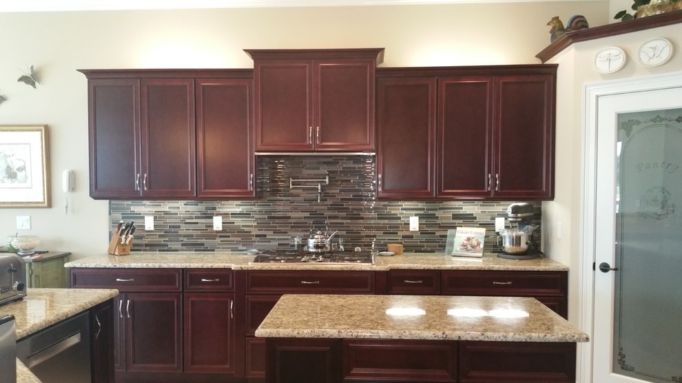 Transitional kitchen photo in Orange County