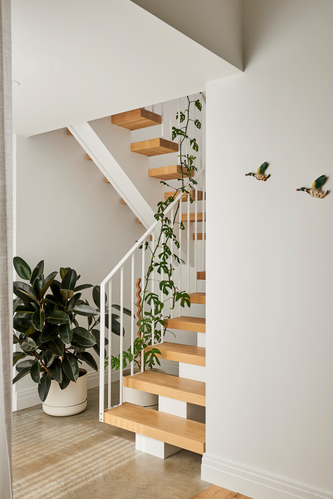 Источник вдохновения для домашнего уюта: п-образная лестница среднего размера в современном стиле с деревянными ступенями и металлическими перилами без подступенок