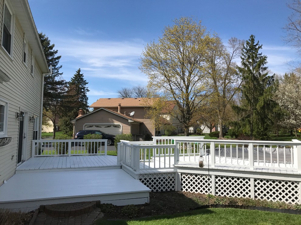 Inspiration for a farmhouse deck remodel in Detroit