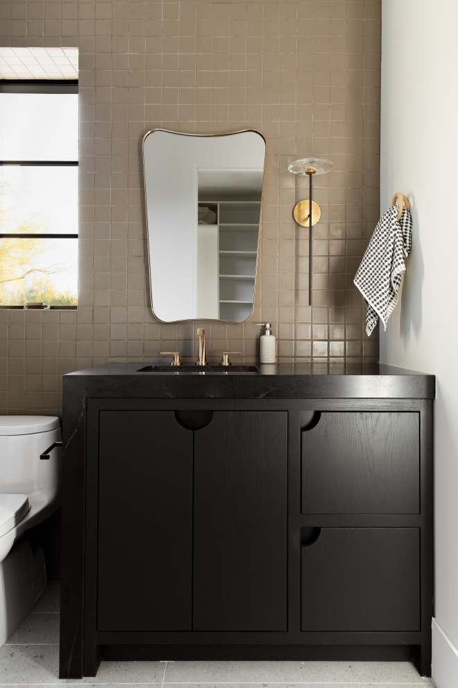 Inspiration för klassiska brunt badrum, med släta luckor, skåp i mörkt trä, brun kakel, vita väggar, ett undermonterad handfat och grått golv
