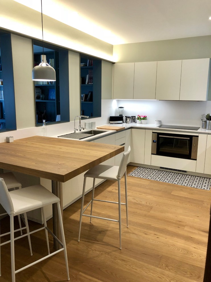 Diseño de cocinas en U nórdico de tamaño medio con península