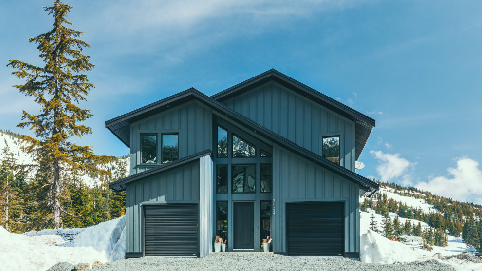 Exemple d'une très grande façade de maison grise moderne à deux étages et plus avec un revêtement mixte, un toit à deux pans et un toit en métal.