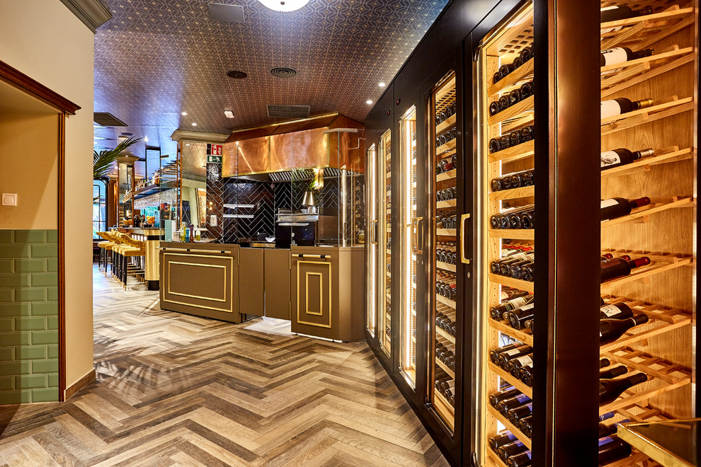 Ejemplo de bodega tradicional de tamaño medio con suelo de madera clara