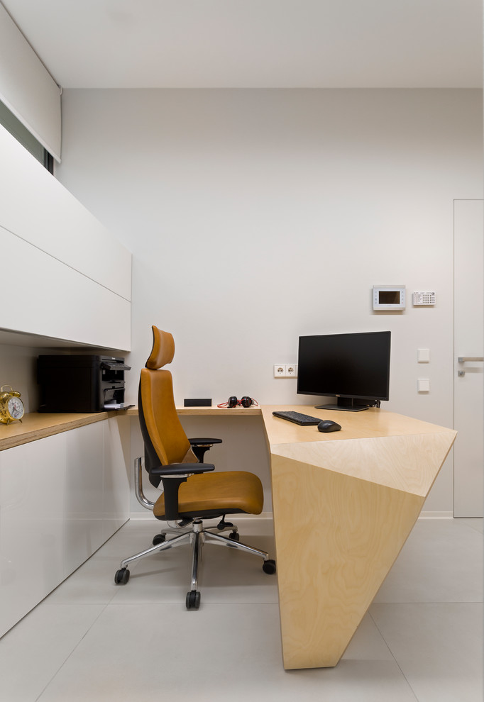 On the verge of illusion