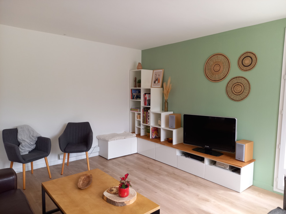 Ispirazione per un soggiorno nordico di medie dimensioni con pareti verdi e pavimento beige