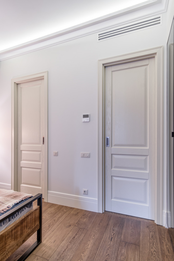 Белые дубовые двери в интерьере квартиры