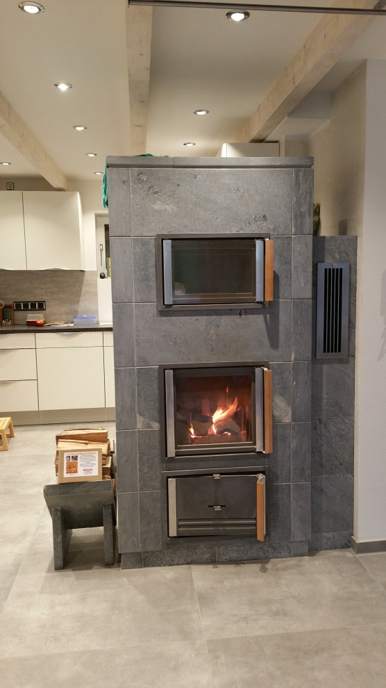 Mittelgroßes Skandinavisches Wohnzimmer in grau-weiß im Loft-Stil mit weißer Wandfarbe, Keramikboden, grauem Boden und Holzdecke in Stuttgart