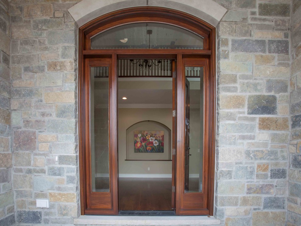 Example of a transitional entryway design in Milwaukee