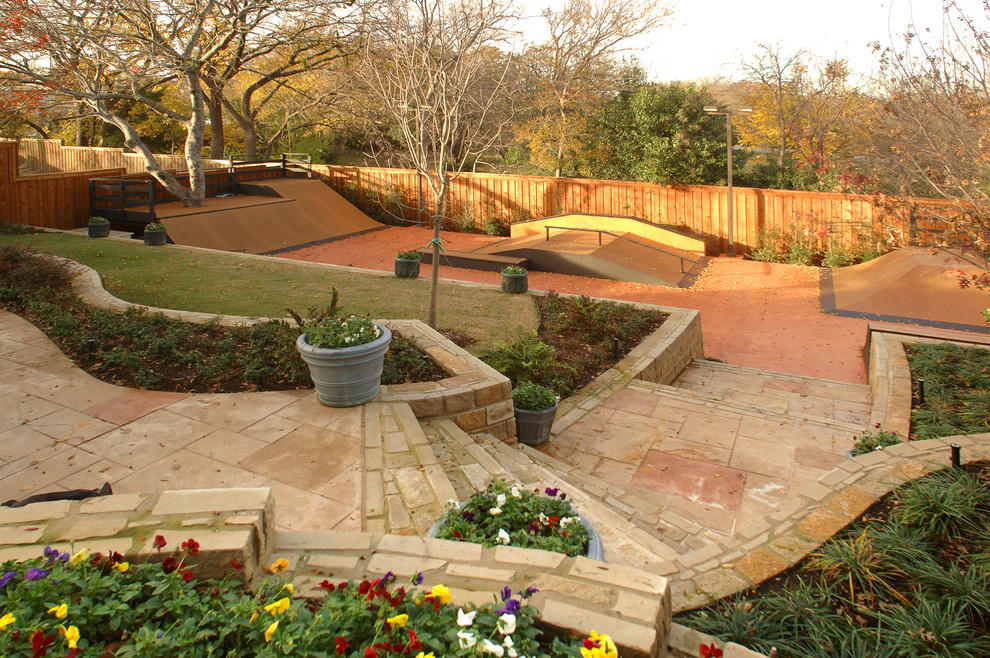 Photo of a contemporary garden in Dallas.