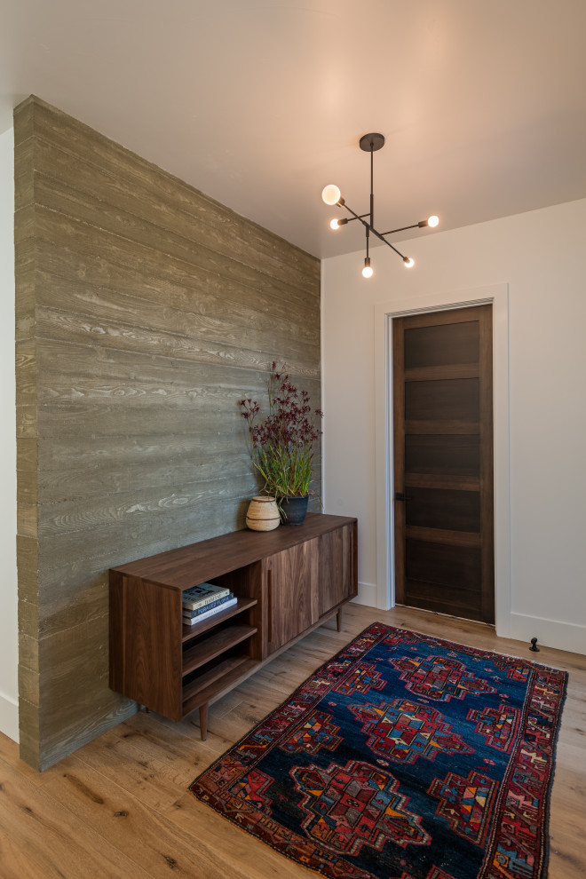 Retro Foyer mit braunem Holzboden und Einzeltür in Seattle