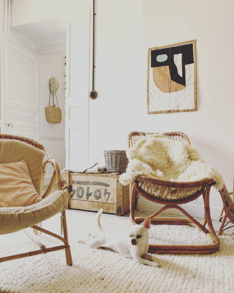 Стильный дизайн: парадная, изолированная гостиная комната среднего размера, в белых тонах с отделкой деревом в стиле кантри с розовыми стенами, бетонным полом, отдельно стоящим телевизором и серым полом без камина - последний тренд
