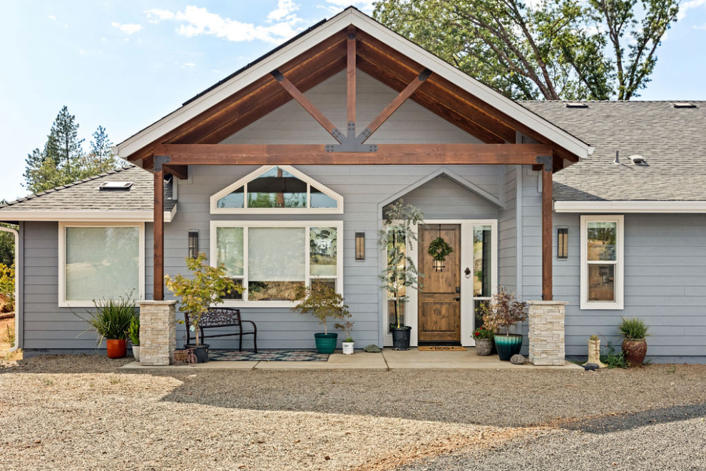 Großes, Einstöckiges Uriges Haus mit grauer Fassadenfarbe, Satteldach, Schindeldach, braunem Dach und Schindeln in Sacramento