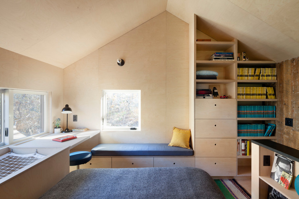 Bild på ett litet funkis sovrum, med beige väggar