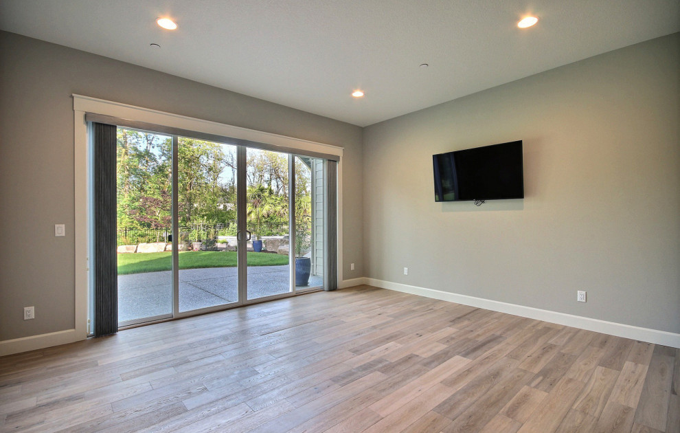 Großer Moderner Yogaraum mit beiger Wandfarbe, hellem Holzboden und braunem Boden in Portland