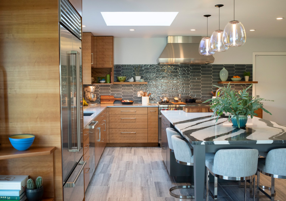 Modern inredning av ett stort flerfärgad flerfärgat kök, med en undermonterad diskho, släta luckor, skåp i mellenmörkt trä, bänkskiva i kvarts, grått stänkskydd, stänkskydd i glaskakel, rostfria vitvaror, klinkergolv i porslin, en köksö och grått golv