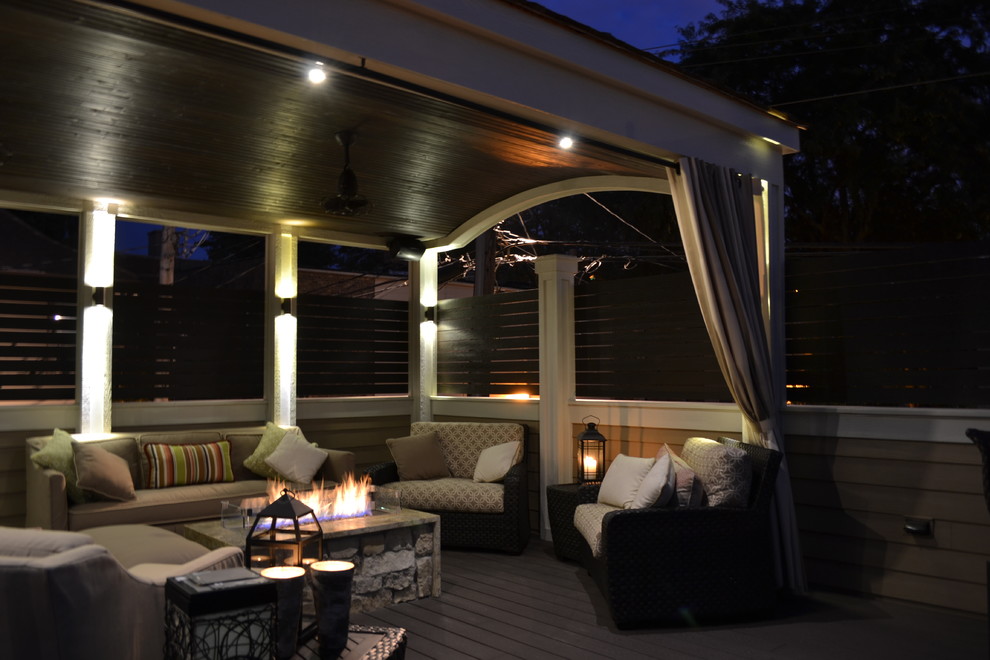 Inspiration for a mid-sized contemporary rooftop deck in Chicago with a fire feature and a roof extension.