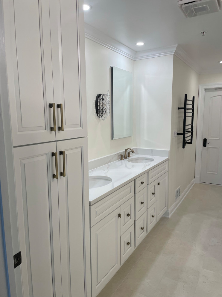 Idéer för att renovera ett mycket stort funkis vit vitt en-suite badrum, med möbel-liknande, vita skåp, vit kakel, travertin golv, bänkskiva i kvartsit och beiget golv