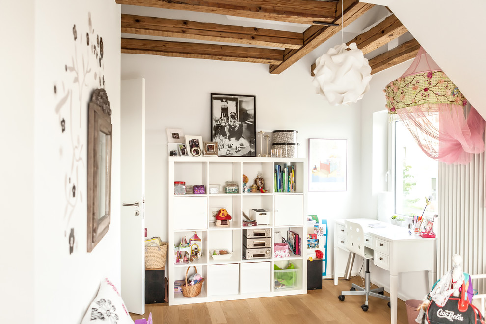 Mittelgroßes Eklektisches Mädchenzimmer mit Schlafplatz, weißer Wandfarbe, hellem Holzboden und braunem Boden in Frankfurt am Main
