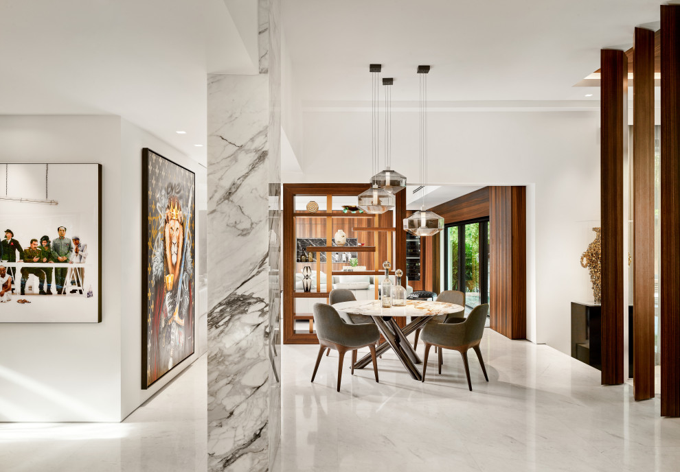 Imagen de comedor actual grande con con oficina, paredes blancas, suelo de mármol, suelo blanco, casetón y madera