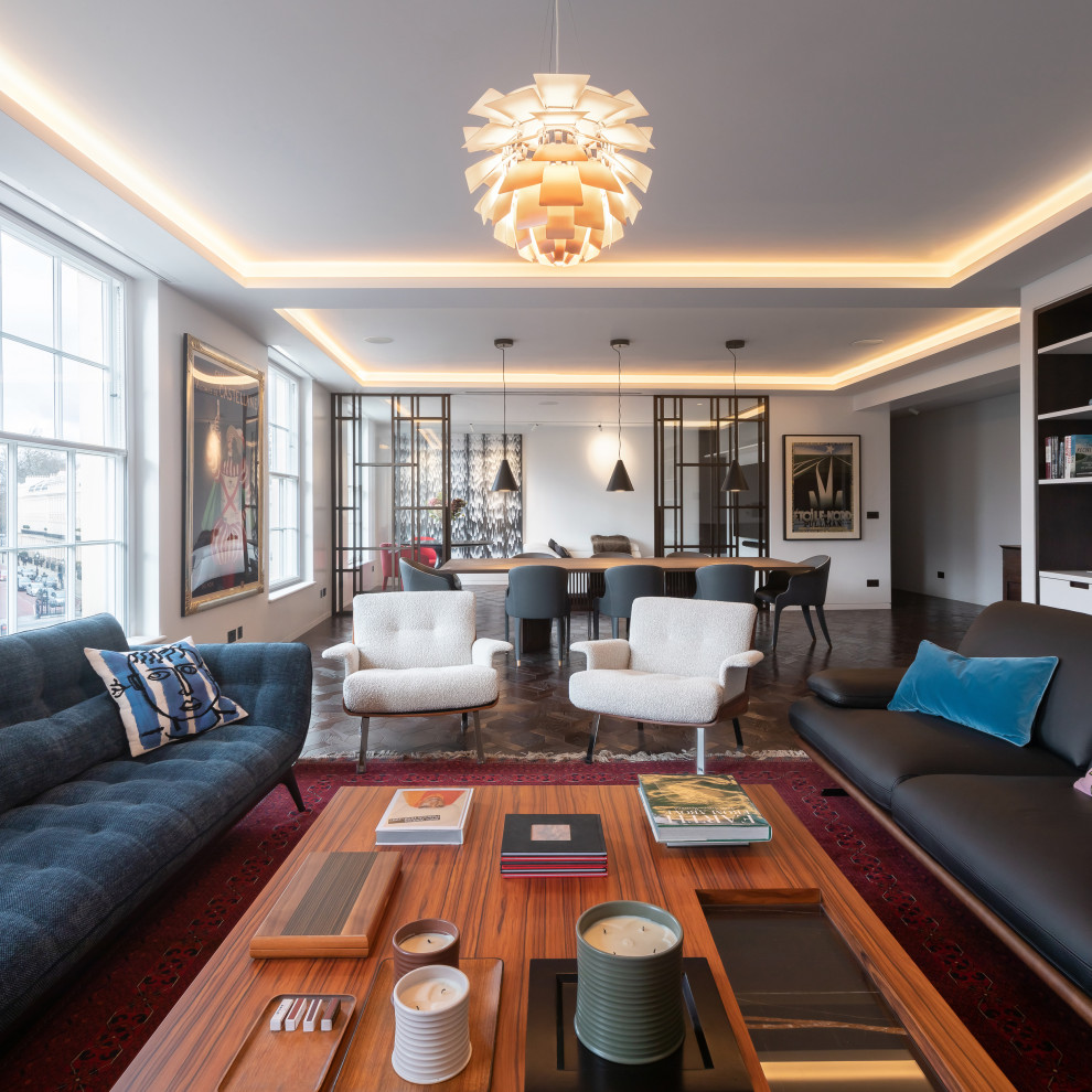 Foto di un soggiorno design con pareti bianche, parquet scuro, pavimento marrone e soffitto ribassato