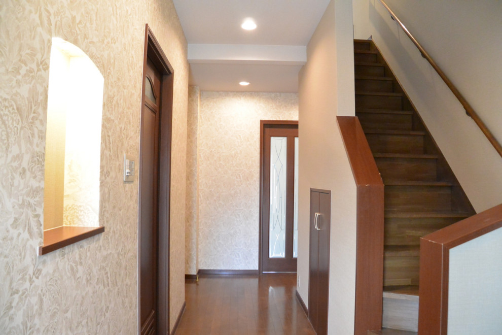 Foto de recibidores y pasillos bohemios con paredes beige, suelo de contrachapado, suelo marrón, papel pintado y papel pintado