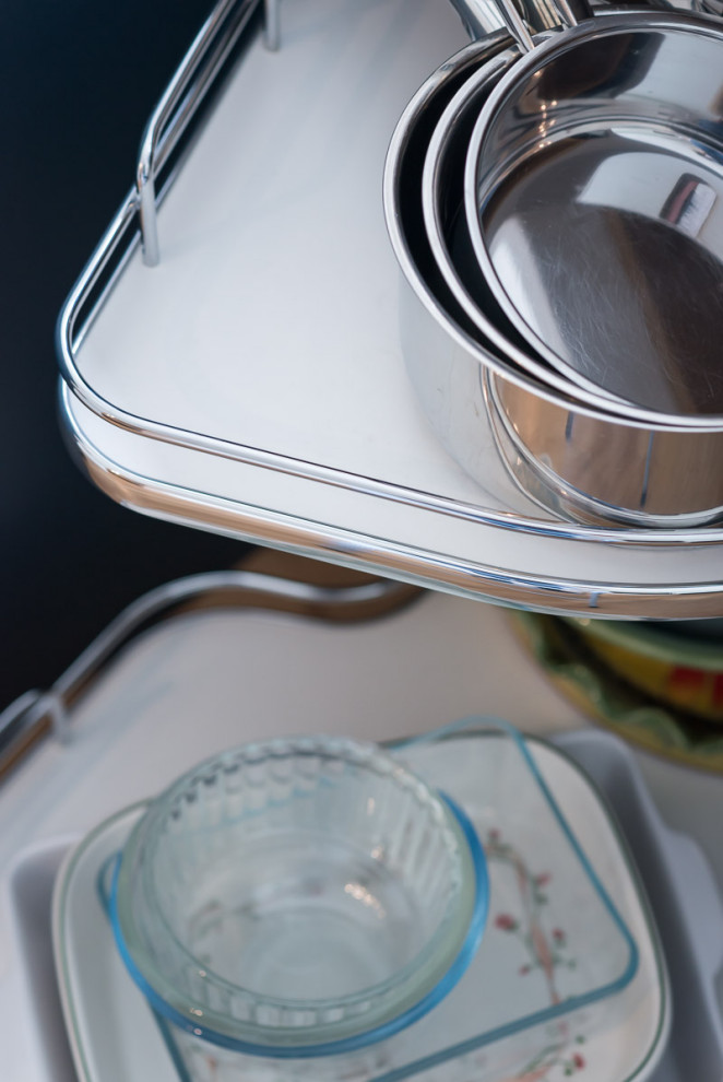 Immagine di una cucina chic di medie dimensioni con lavello a doppia vasca, ante in stile shaker, ante blu, top in quarzite, paraspruzzi bianco, elettrodomestici neri, pavimento in linoleum, penisola, pavimento marrone e top bianco