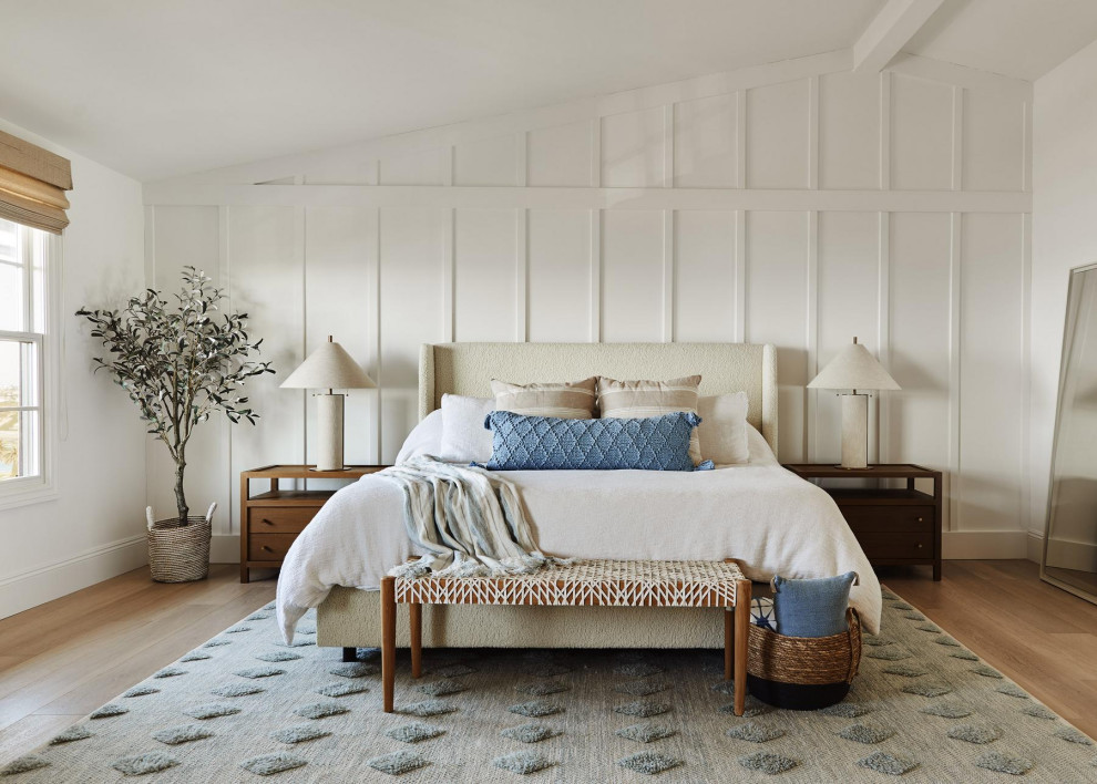 Maritimes Schlafzimmer mit weißer Wandfarbe, braunem Holzboden, braunem Boden und Wandpaneelen