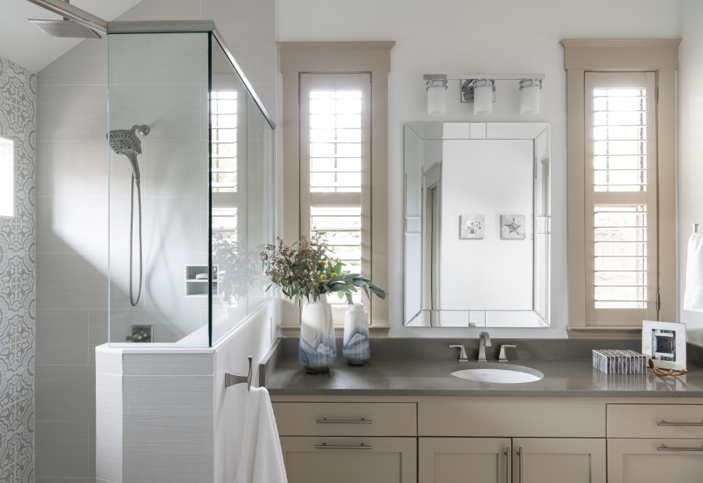 Inredning av ett klassiskt grå grått en-suite badrum, med beige skåp, en dusch i en alkov, vita väggar, ett undermonterad handfat och dusch med gångjärnsdörr