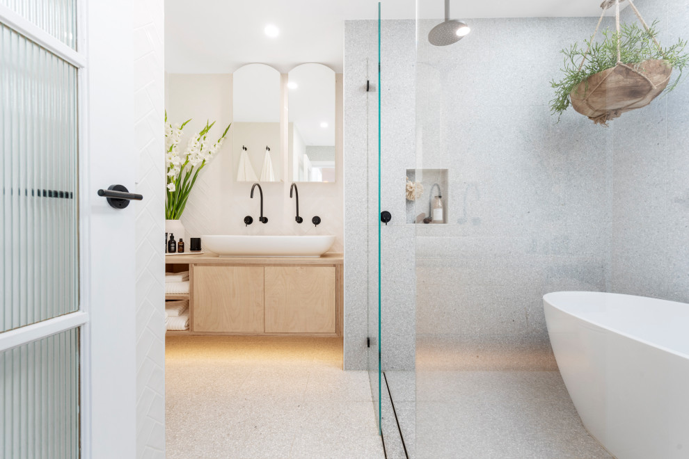 Photo of a contemporary bathroom in Sydney.