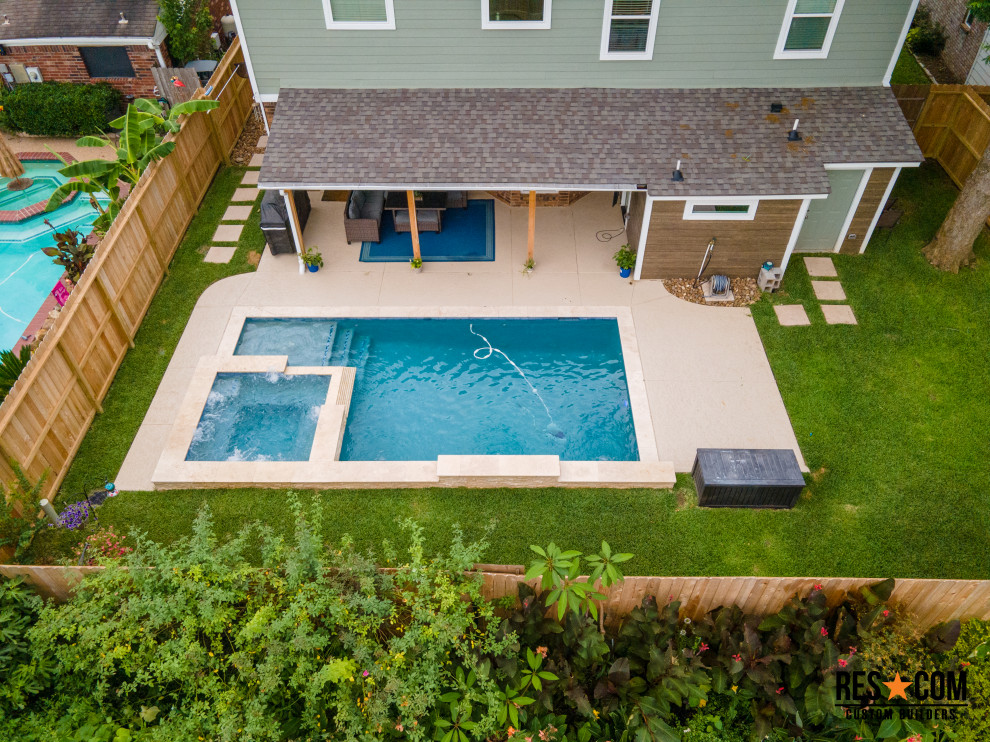 Richmond - Pool and pool bathroom